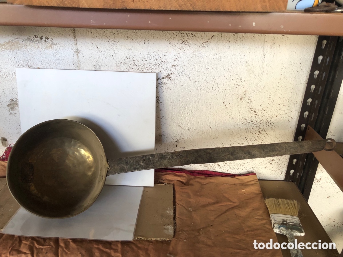 Antig&uuml;edades: cazo de laton con asa de forja - Foto 1
