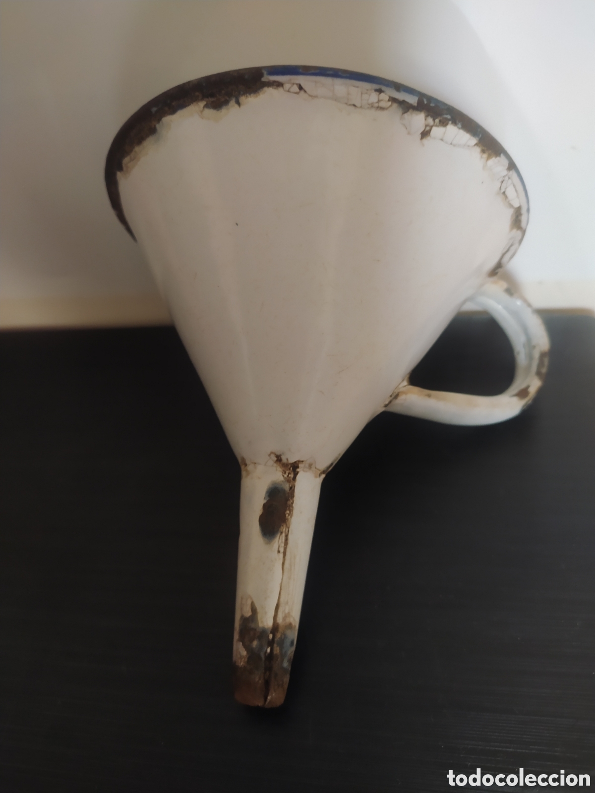 Antig&uuml;edades: Embudo hierro esmaltado en blanco - Foto 2