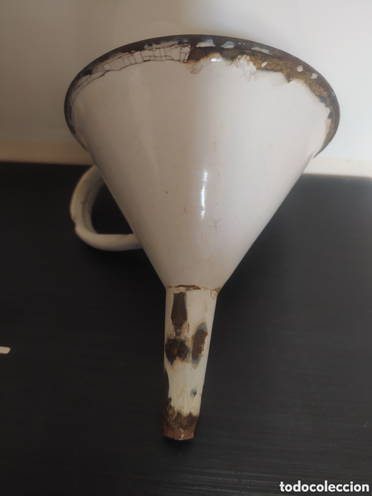 Antig&uuml;edades: Embudo hierro esmaltado en blanco - Foto 1