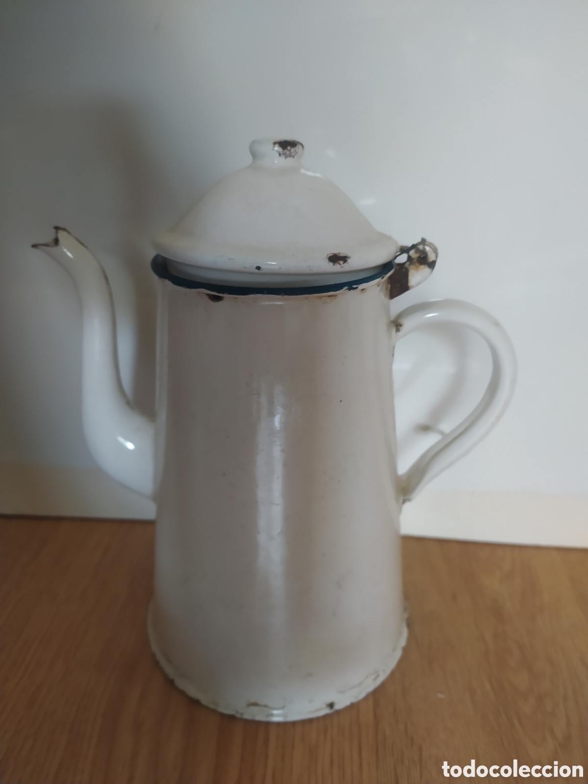 Antig&uuml;edades: Cafetera de hierro esmaltado en blanco - Foto 1