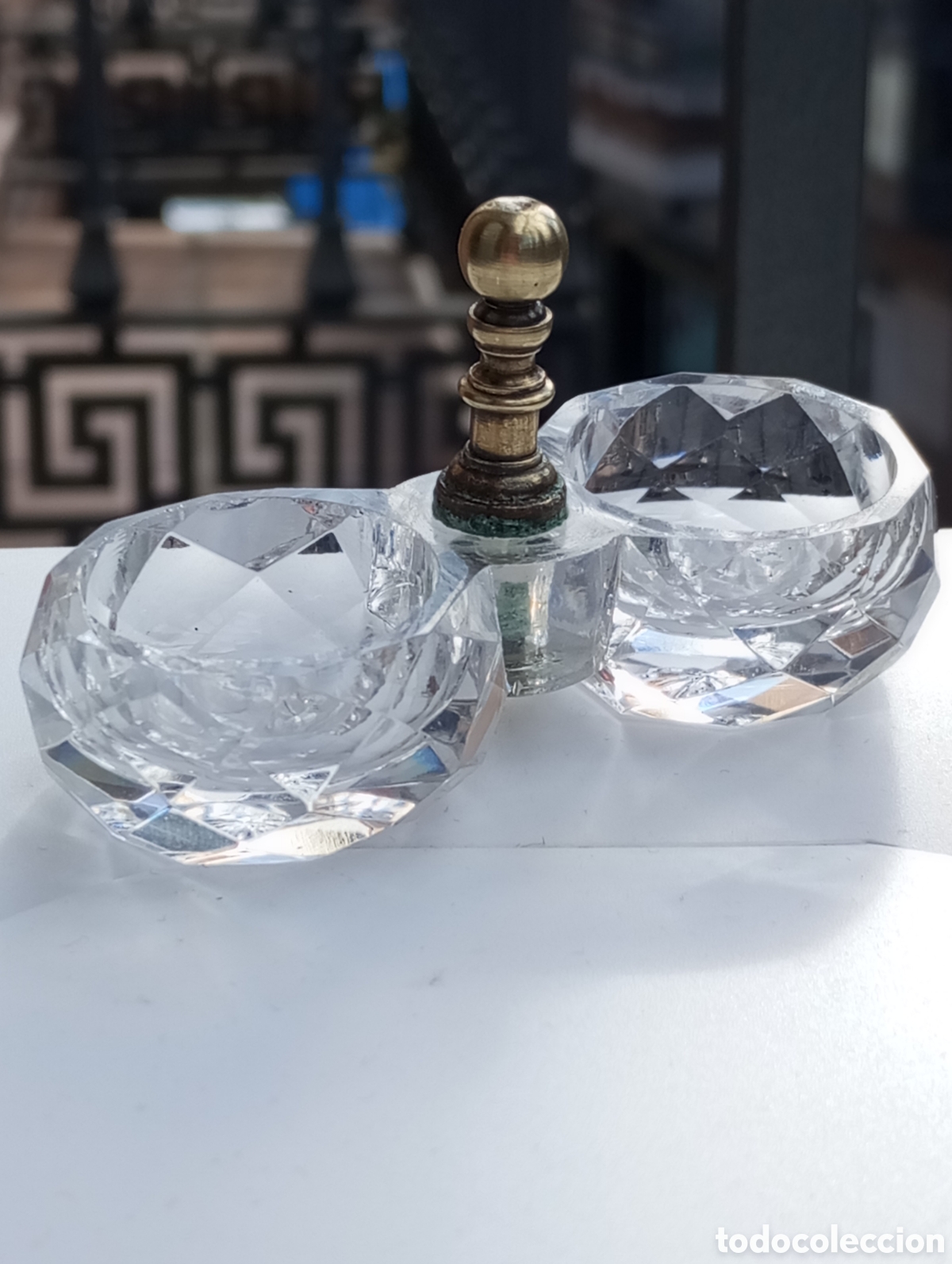 Oggetti Antichi: BACCARAT SALERO FRANCES SIGLO XIX DE DOBLE CRISTALINO MOLDEADO A LA PRENSA Y ASA DE BRONCE.