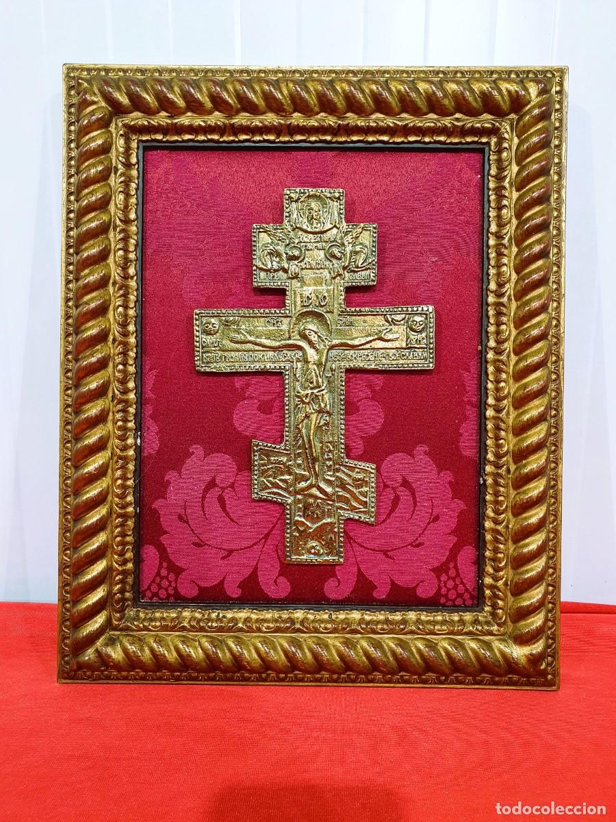 Antig&uuml;edades: Antiguo crucifijo bronce enmarcado - Foto 1