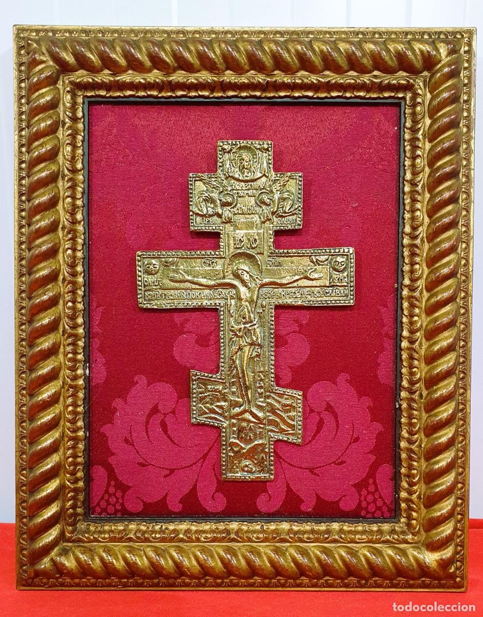 Antig&uuml;edades: Antiguo crucifijo bronce enmarcado - Foto 2