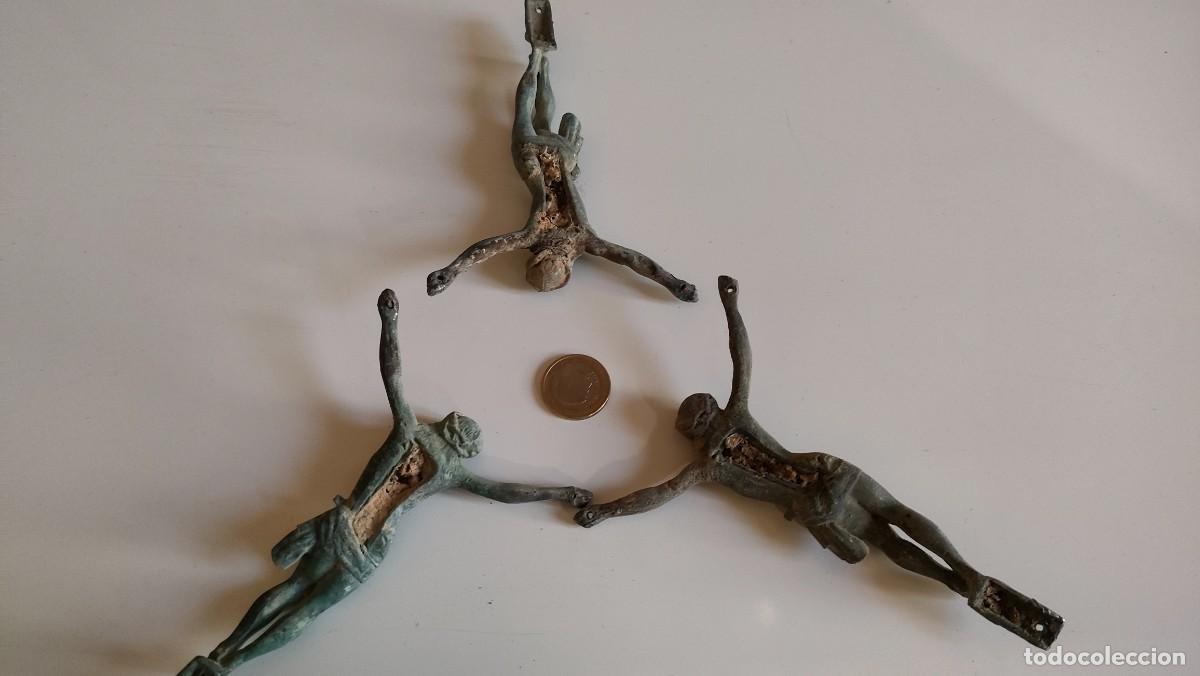 Antig&uuml;edades: CONJUNTO DE 3 CRISTOS SIGLO XX - Foto 7