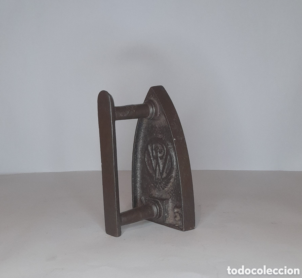 Antig&uuml;edades: Antigua plancha de hierro fundido. - Foto 1