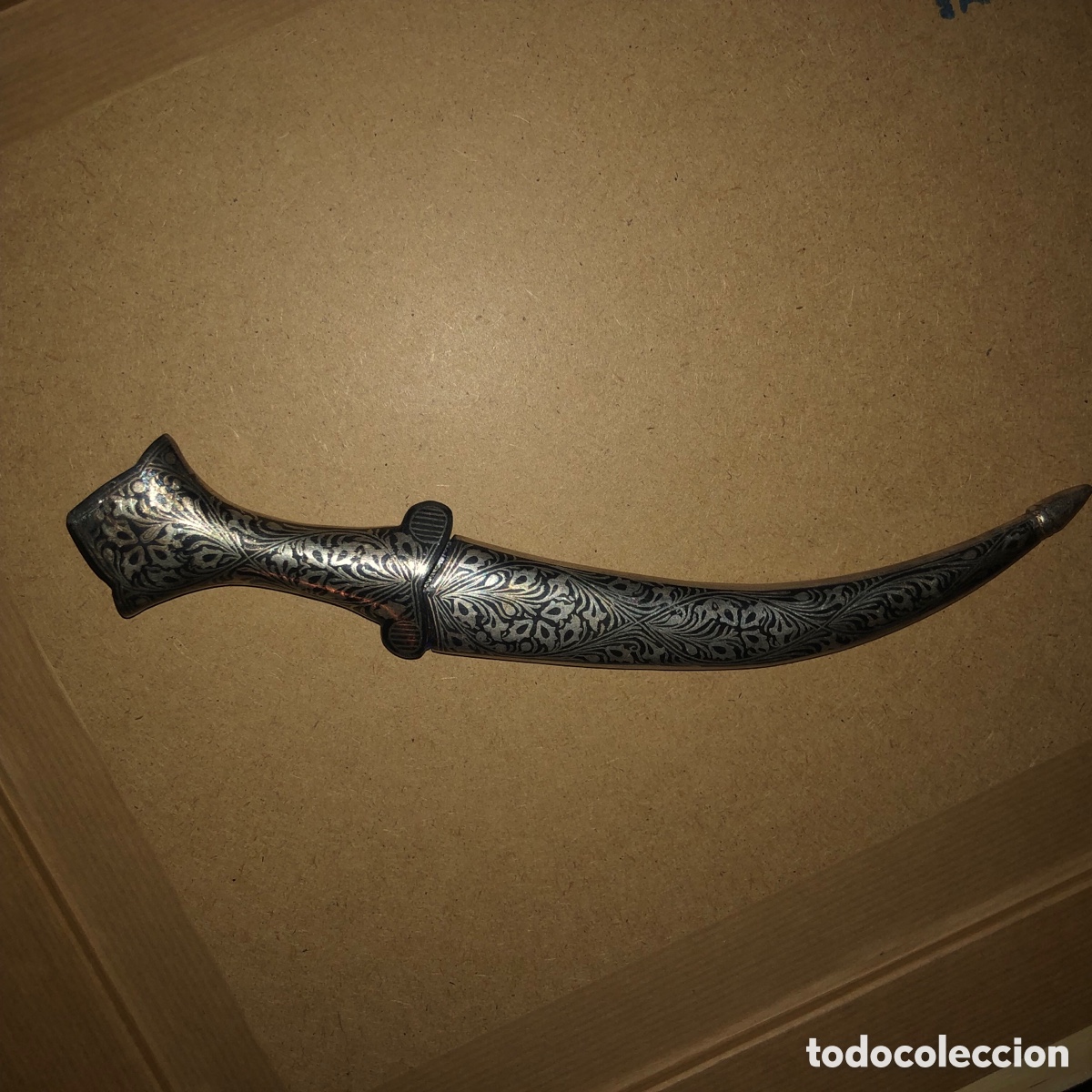 Antig&uuml;edades: Daga &aacute;rabe con funda damasquinada en plata y hoja damasco
