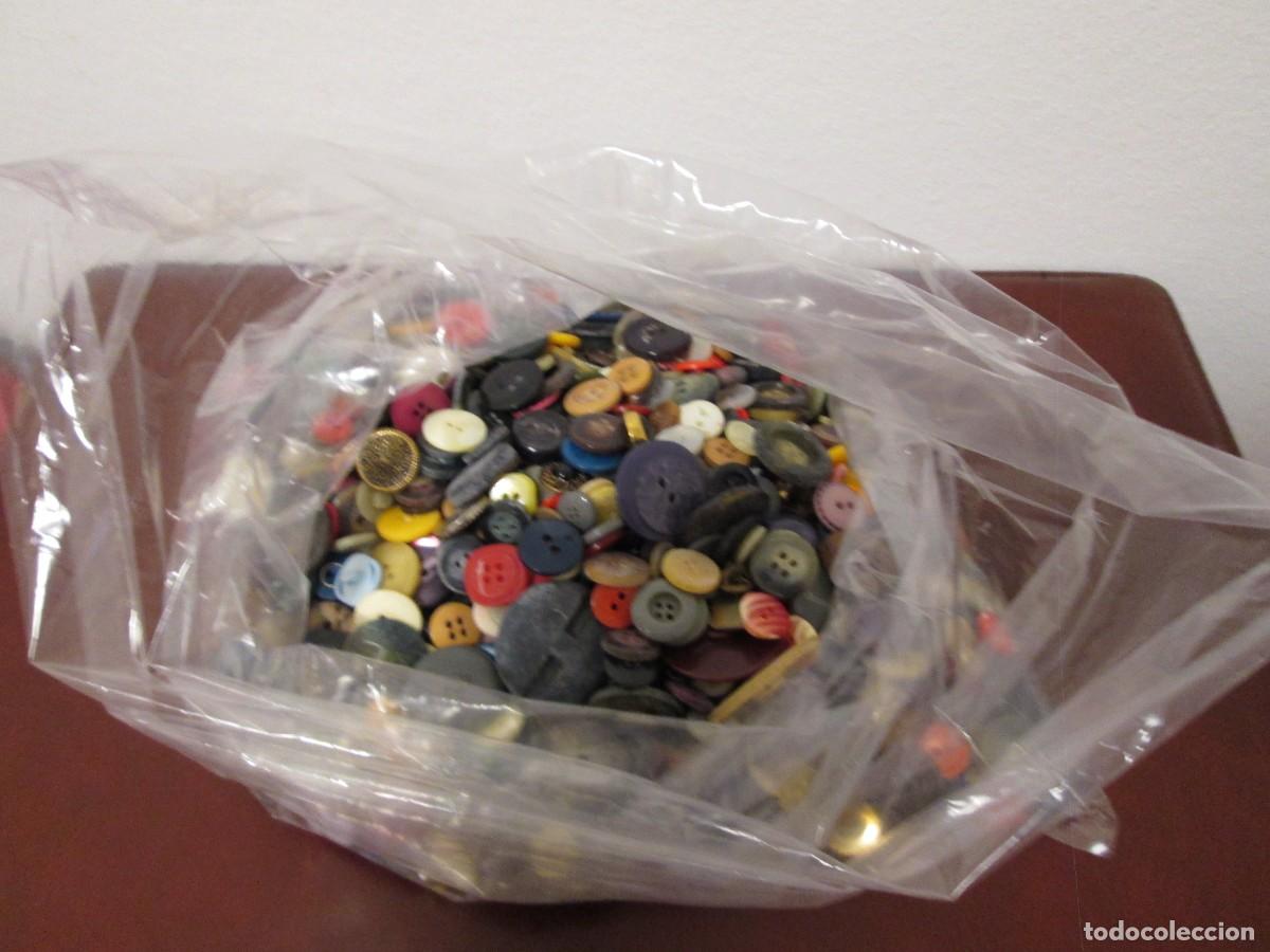 Antig&uuml;edades: 1 KILO DE ANTIGUOS BOTONES MUCHOS MODELOS - Foto 2