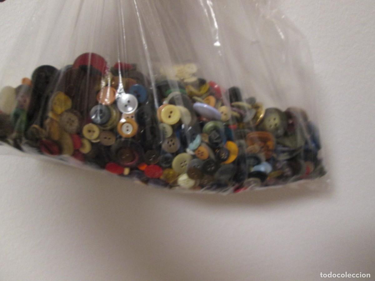 Antig&uuml;edades: 1 KILO DE ANTIGUOS BOTONES MUCHOS MODELOS - Foto 3
