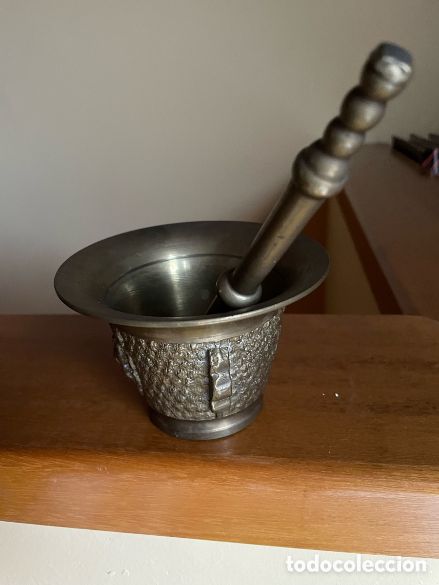 Antig&uuml;edades: Mortero en bronce. Altura 7 cm