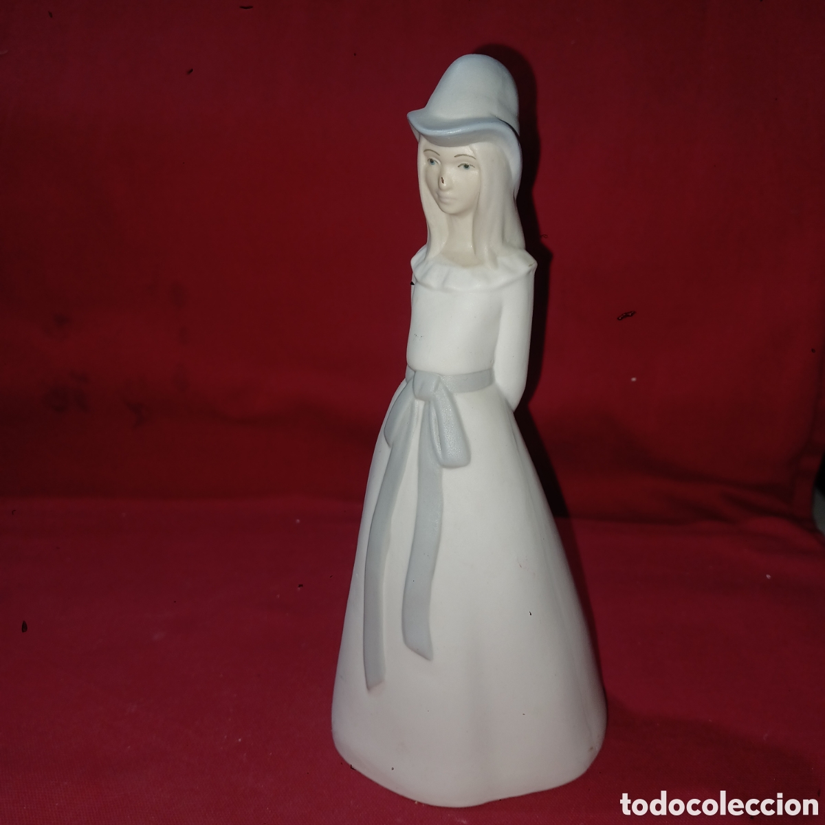 Antiquit&auml;ten: Figura de porcelana joven con lazo y sombrero en mate de Miguel Requena