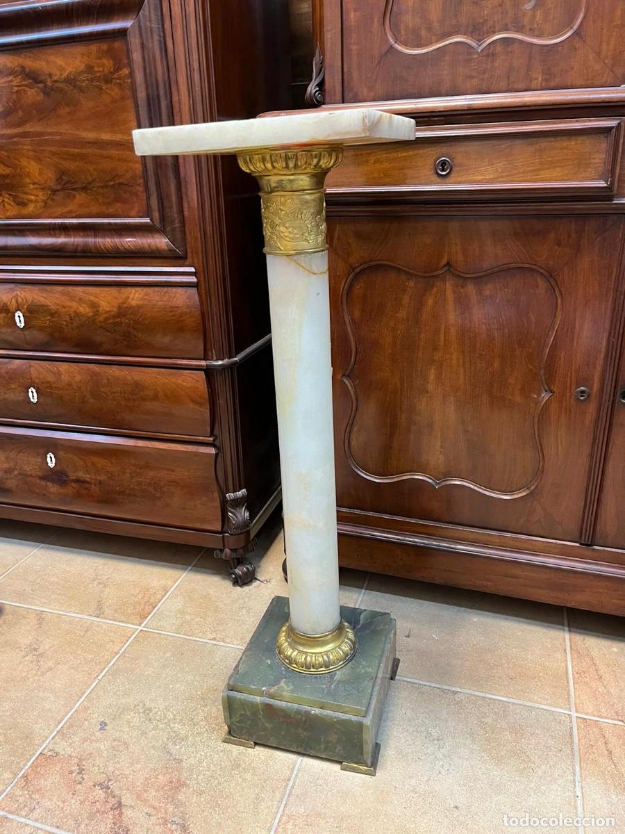 Antig&uuml;edades: Pedestal estilo imperio, &oacute;nix y bronces dorados al mercurio.