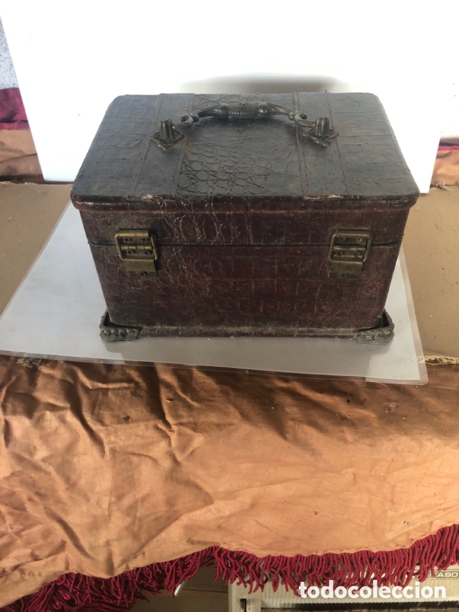 Antig&uuml;edades: Caja de madera forrada simil cuero - Foto 4
