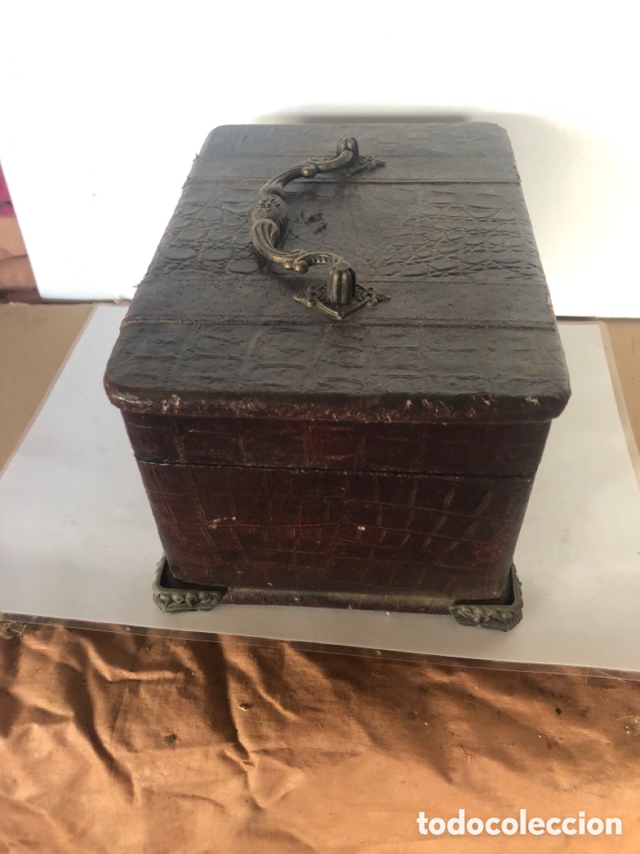 Antig&uuml;edades: Caja de madera forrada simil cuero - Foto 5