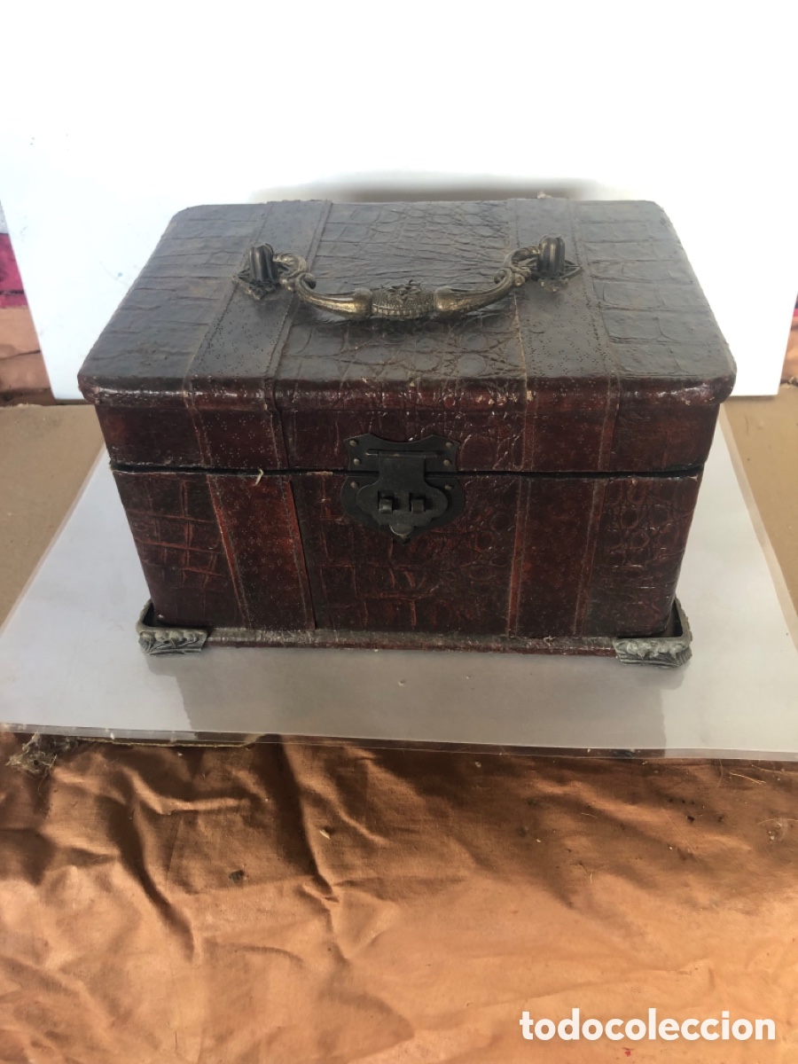 Antig&uuml;edades: Caja de madera forrada simil cuero - Foto 1