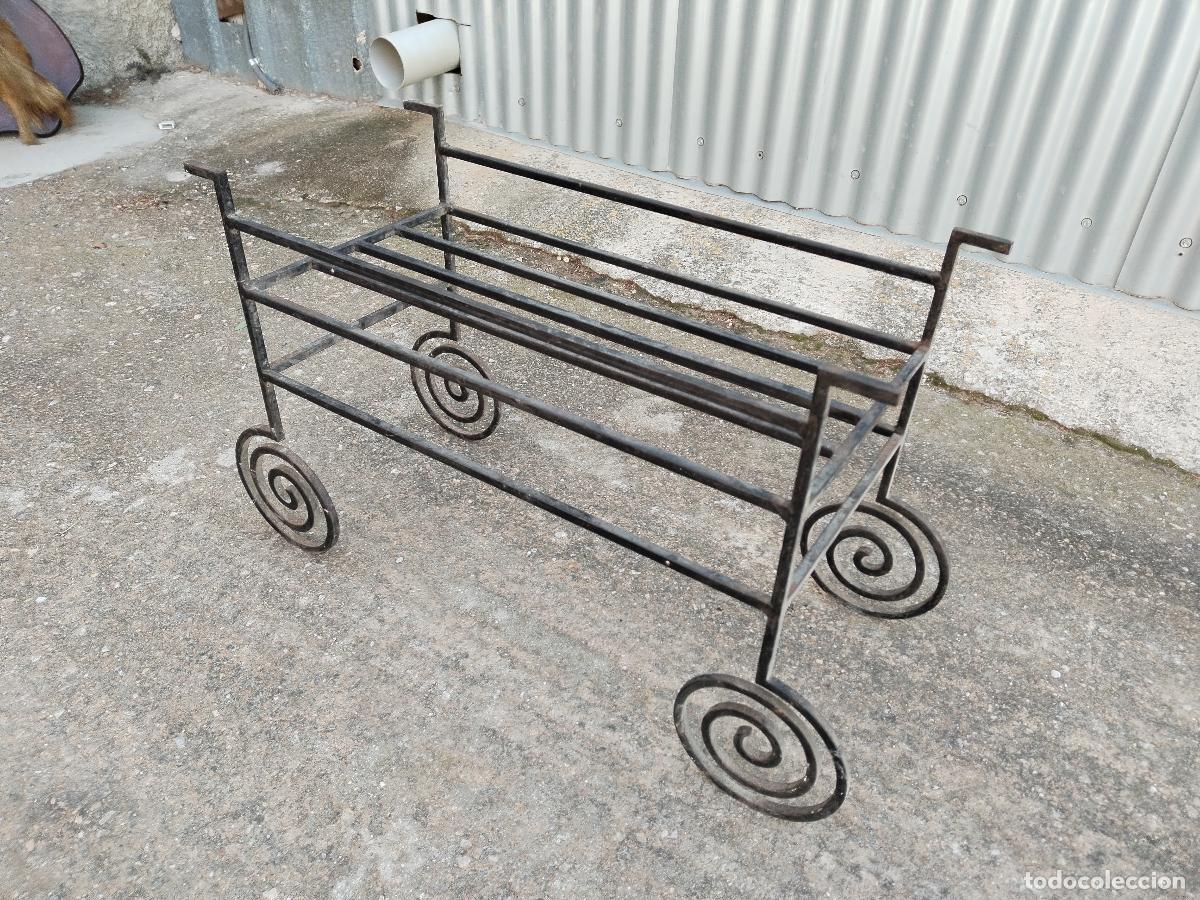 Antig&uuml;edades: jardinera en hierro de forja - Foto 2