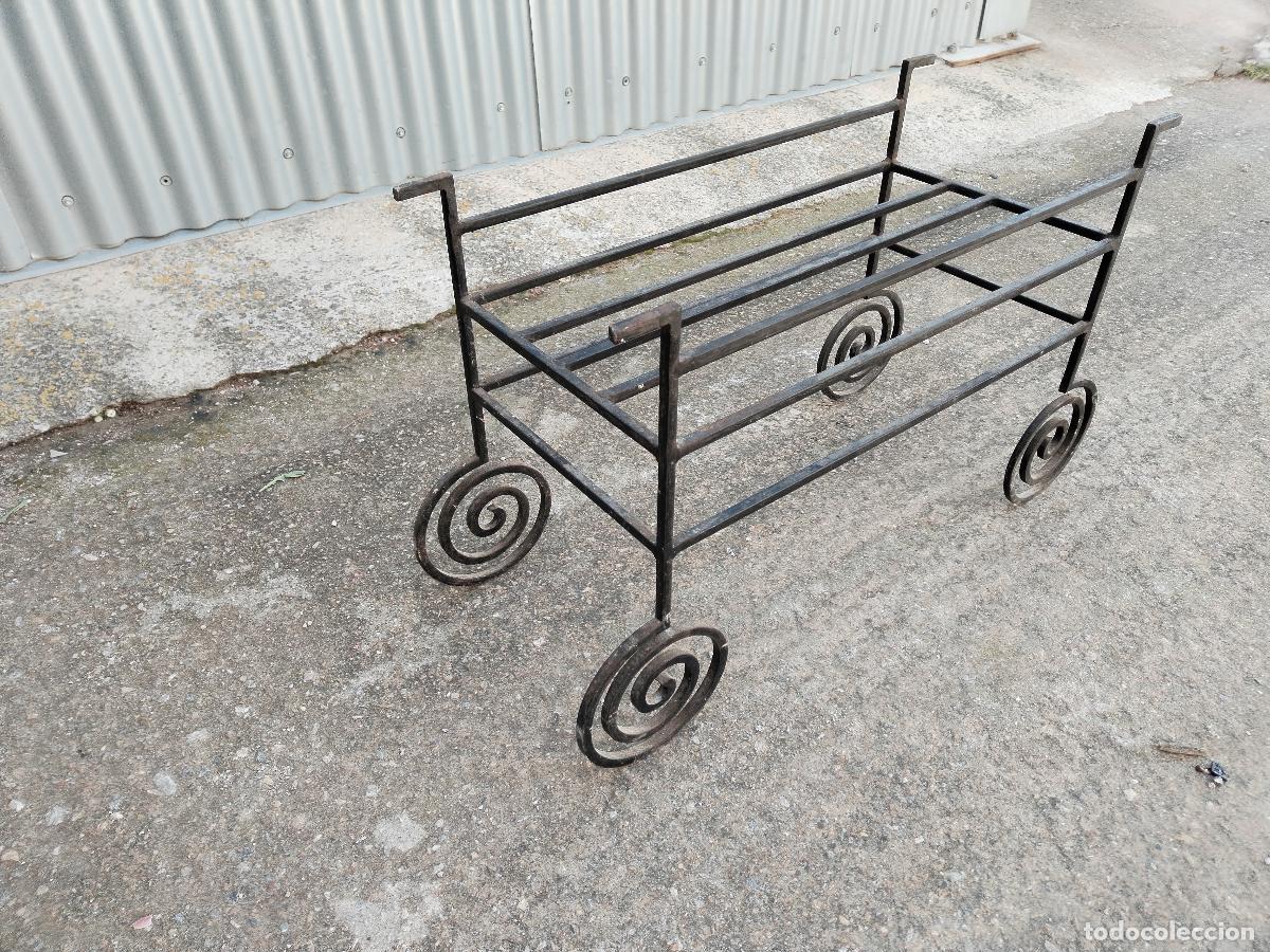 Antig&uuml;edades: jardinera en hierro de forja - Foto 3