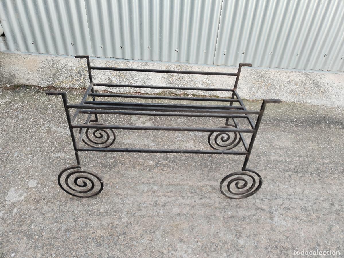 Antig&uuml;edades: jardinera en hierro de forja - Foto 1