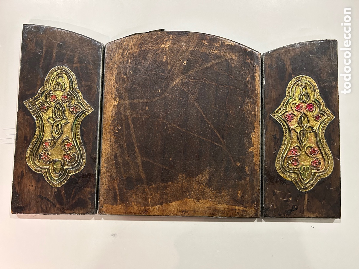 Antig&uuml;edades: Tr&iacute;ptico de esta&ntilde;o y madera repujado con esmalte, ver nota - Foto 9