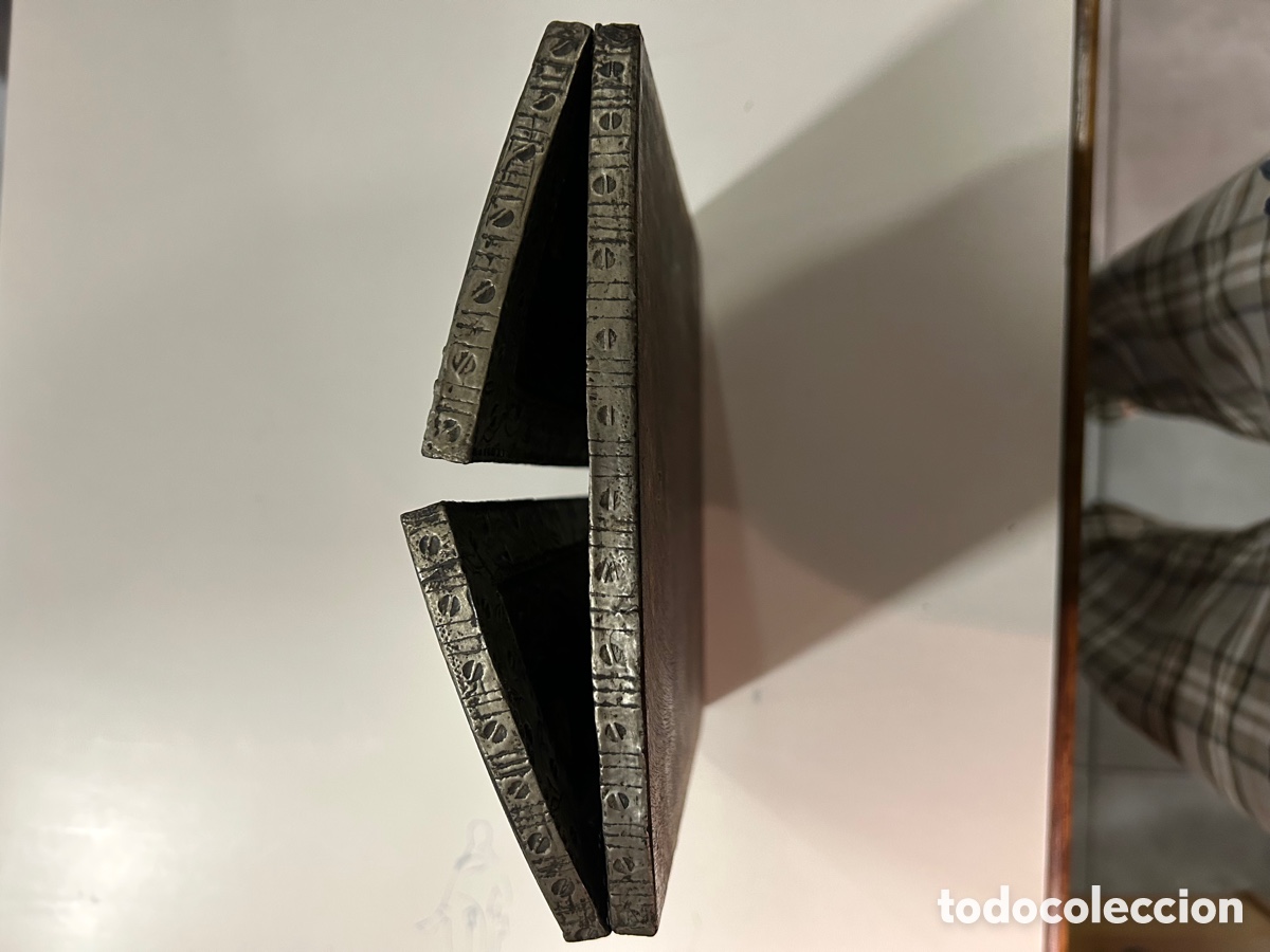 Antig&uuml;edades: Tr&iacute;ptico de esta&ntilde;o y madera repujado con esmalte, ver nota - Foto 12