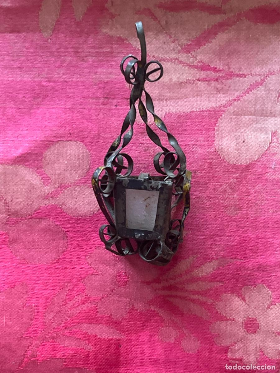 Antig&uuml;edades: Antiguo y peque&ntilde;o farol. Realizado en lat&oacute;n. S&iacute;mil forja. Ideal exorno religioso o maquetas. S.XX.