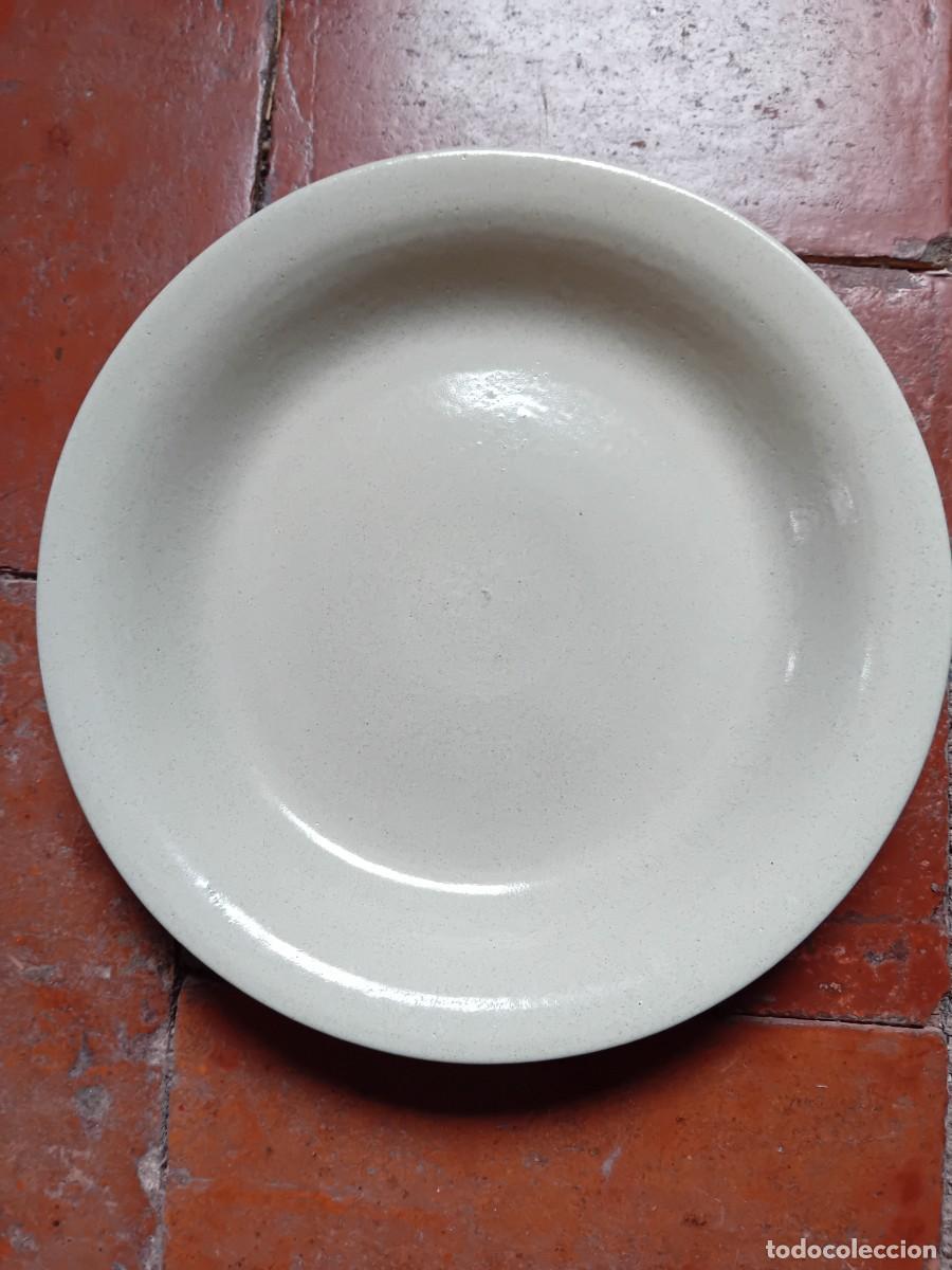 Antig&uuml;edades: Plato hondo de gres. - Foto 1