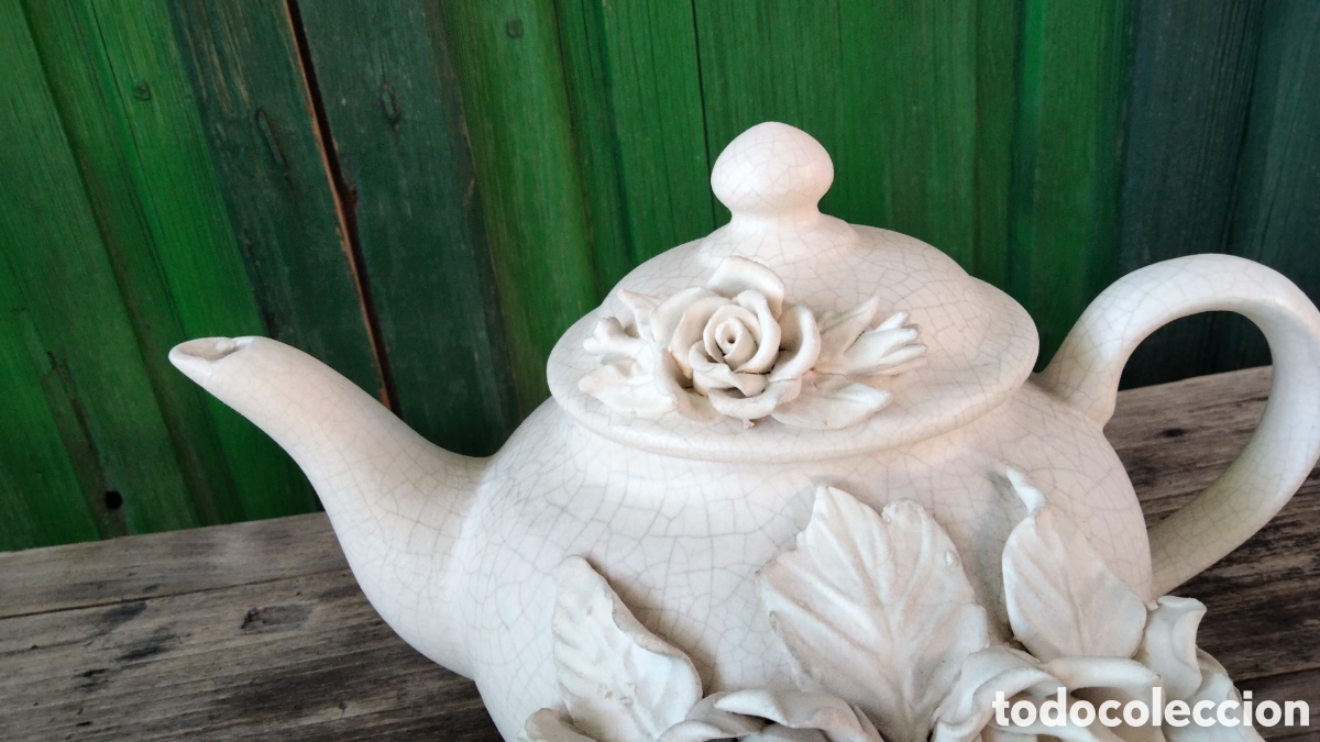 Antiques: MAGNIFICA TETERA BLANCA MARCADA CASES ROSAS EN RELIEVE
