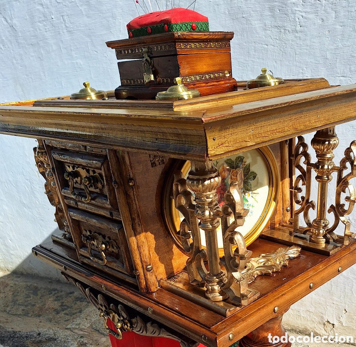 Antig&uuml;edades: Costurero de madera metal y bronce - Foto 6
