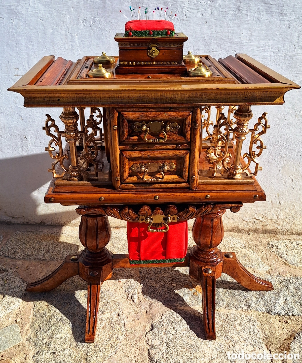 Antig&uuml;edades: Costurero de madera metal y bronce - Foto 1