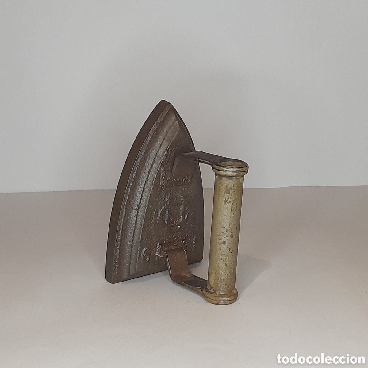 Antig&uuml;edades: Antigua plancha de hierro fundido. - Foto 2