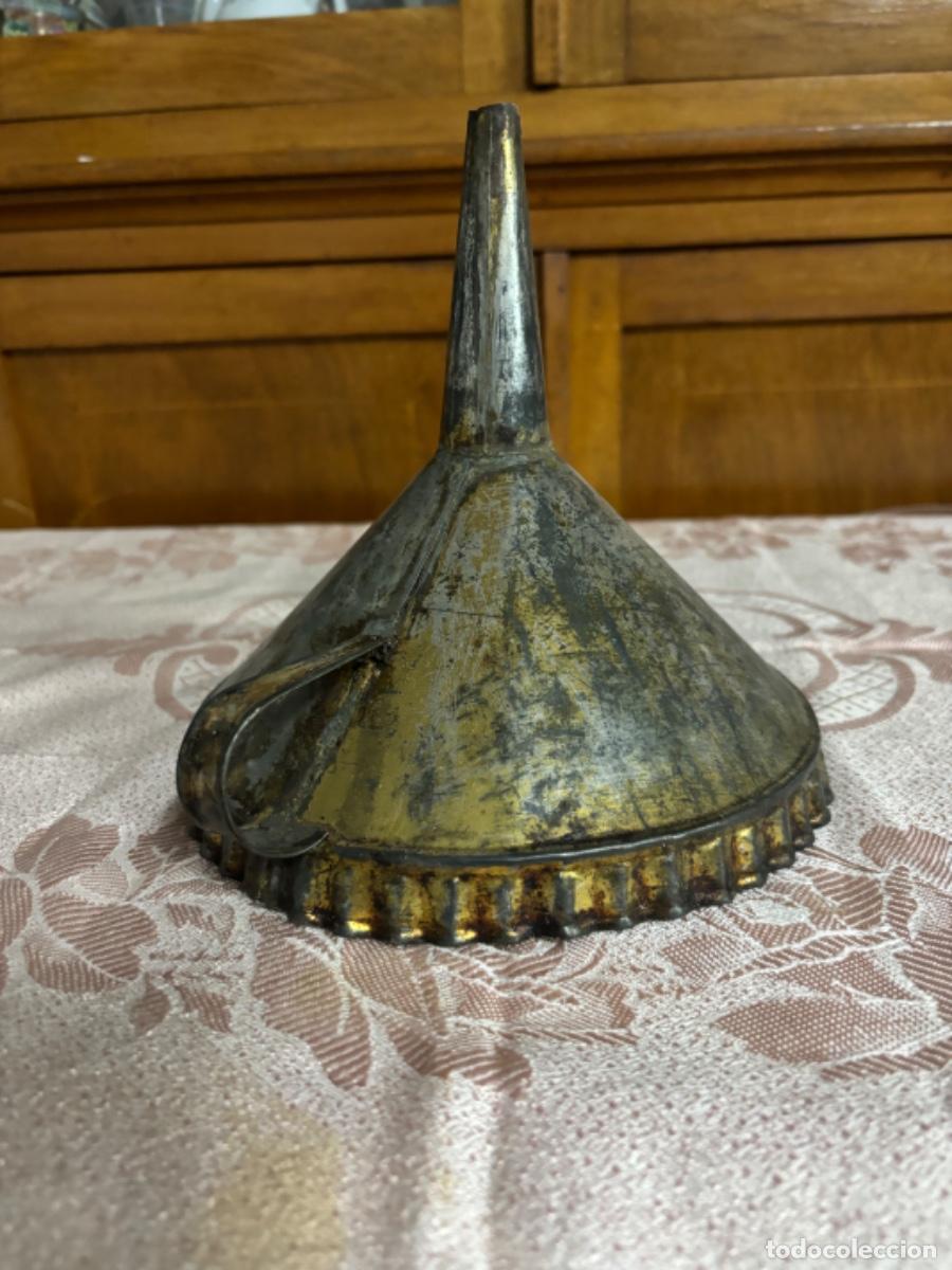 Antig&uuml;edades: Antiguo embudo de hojalata - Foto 2