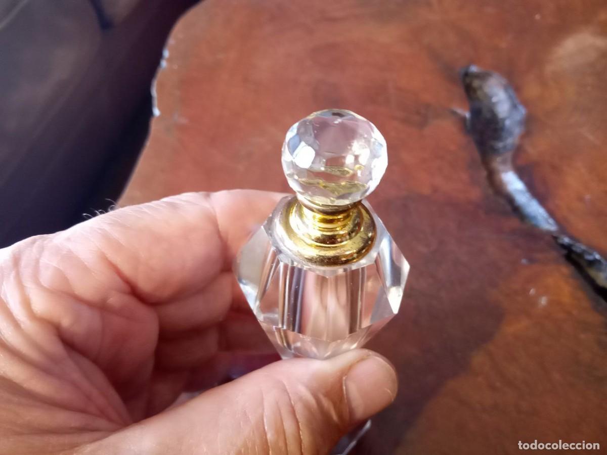 Antig&uuml;edades: BOTELLA PARA PERFUME DE CRISTAL 11 CM - Foto 2