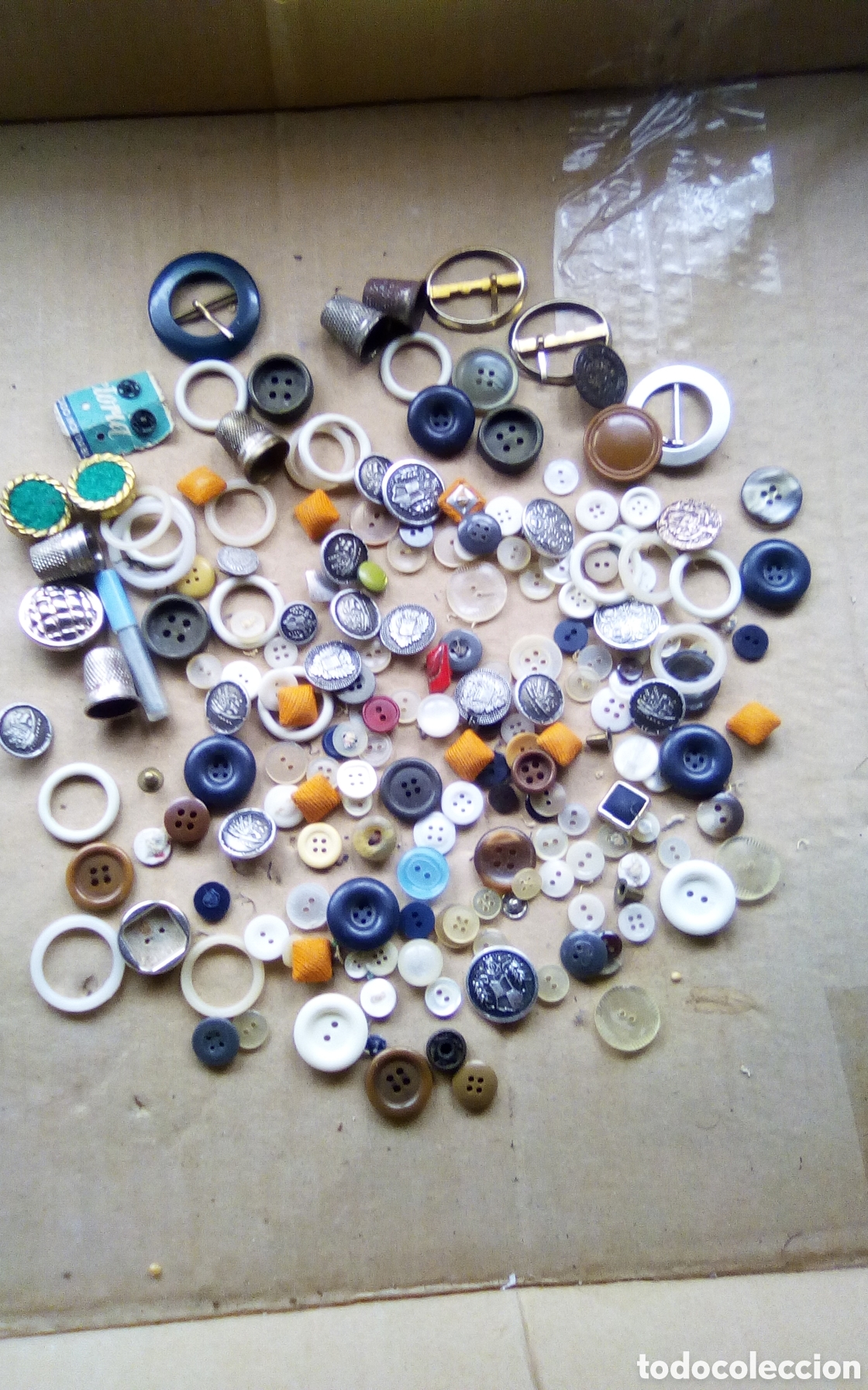 Antiquit&eacute;s: Lote antiguos botones, dedales y otras cosas de costura de la abuela. A&ntilde;os 60s.