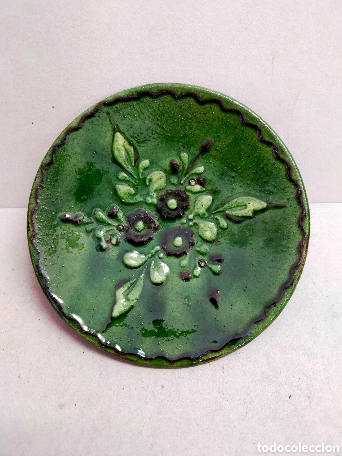 Antiguidades: PLATO O PLATILLO DE CERAMICA ESMALTADO COLOR VERDE CON DECORACION VEGETAL. 15,5 CM. DE DI&Aacute;METRO