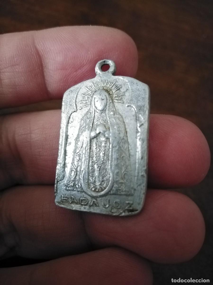 Antig&uuml;edades: Antigua medalla de la Soledad, Badajoz. - Foto 1