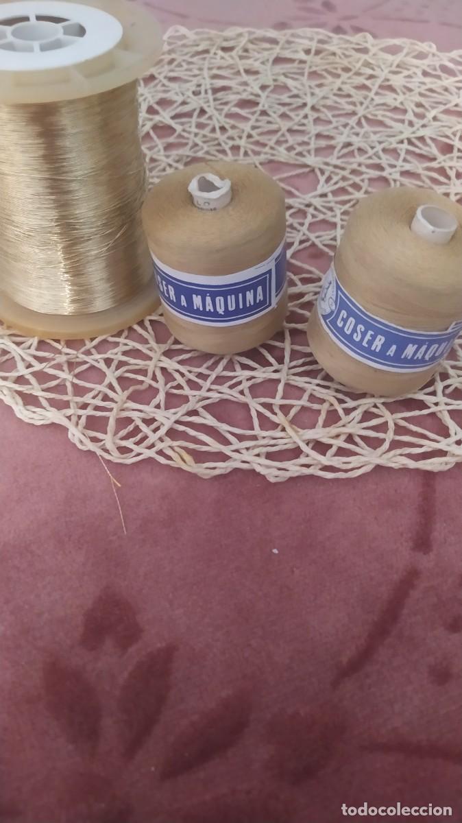 Antig&uuml;edades: Hilos de bordar oro y 2 bobinas - Foto 1