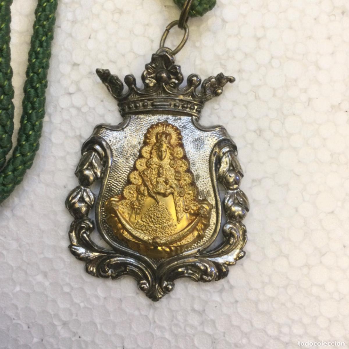 Antig&uuml;edades: Medalla Virgen del Rocio. Con cord&oacute;n - Foto 1