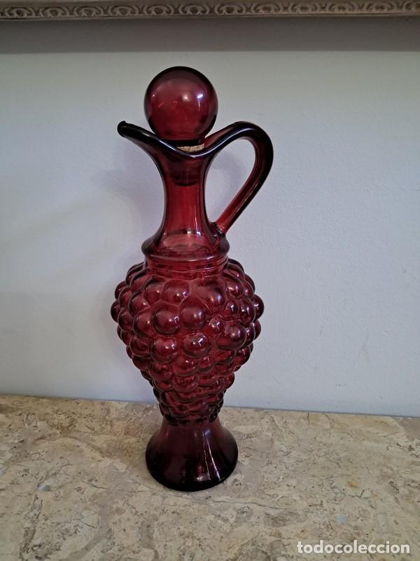 Antig&uuml;edades: LICORERA - JARRA - DE CRISTAL ROJO EN FORMA DE RACIMO DE UVAS - Foto 2