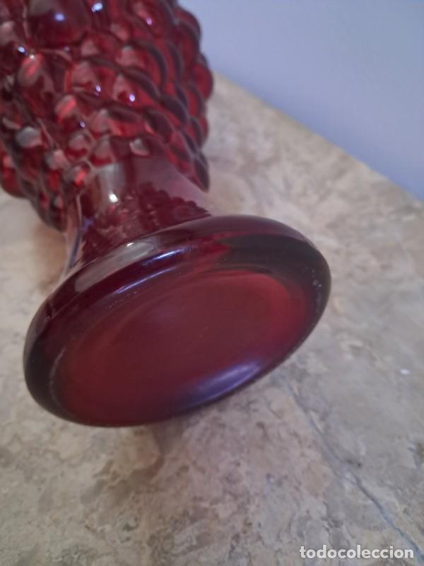 Antig&uuml;edades: LICORERA - JARRA - DE CRISTAL ROJO EN FORMA DE RACIMO DE UVAS - Foto 7