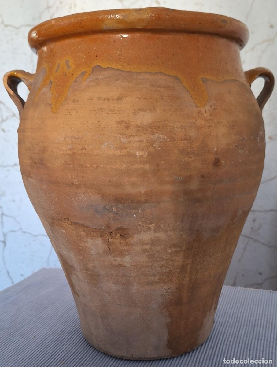 Antig&uuml;edades: ORZA DE BARRO VIDRIADA &middot; MEDIDAS: 31 CM. DE ALTO X 22 CM. DE DI&Aacute;METRO EN LA BOCA &middot; PESO: 3072 GRAMOS