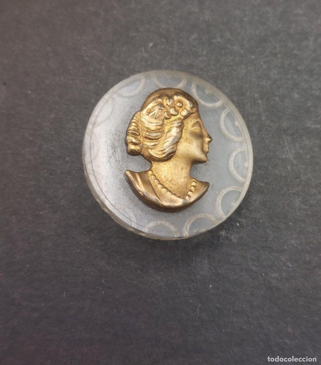 Antig&uuml;edades: BOT&Oacute;N PL&Aacute;STICO TRANSPARENTE CON MUJER DORADA 26 mm - Foto 1
