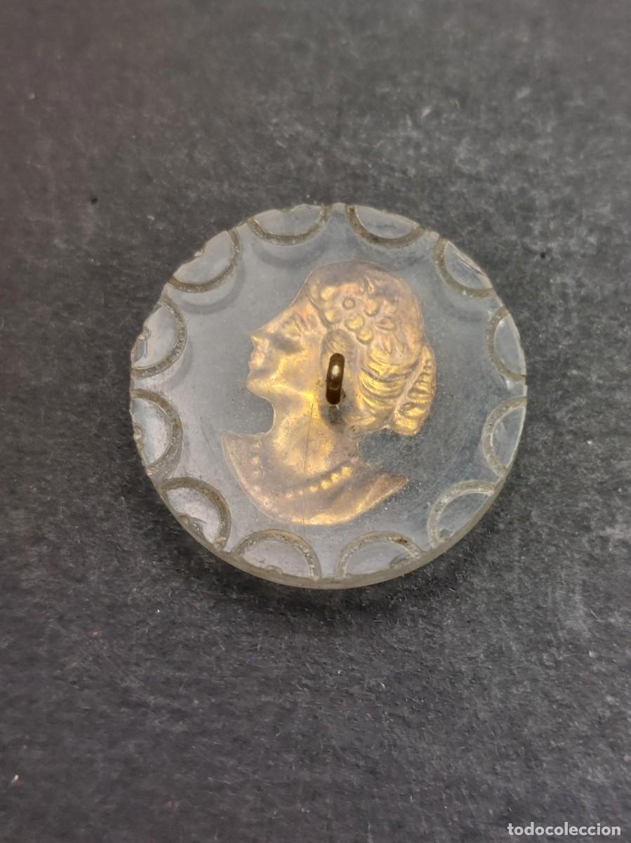 Antig&uuml;edades: BOT&Oacute;N PL&Aacute;STICO TRANSPARENTE CON MUJER DORADA 26 mm - Foto 2