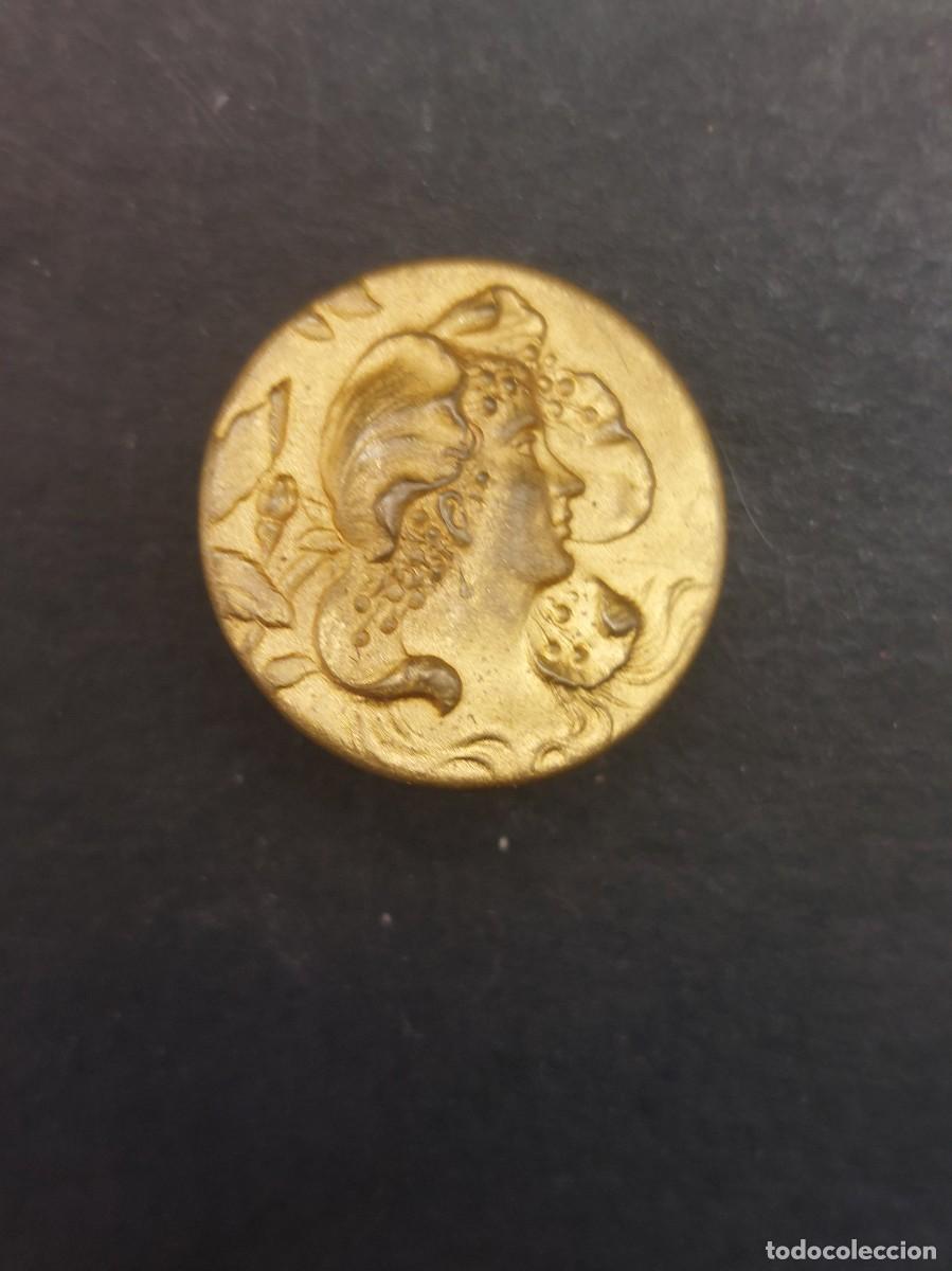 Antig&uuml;edades: BOT&Oacute;N DE METAL CON MUJER DORADA 22 mm - Foto 1
