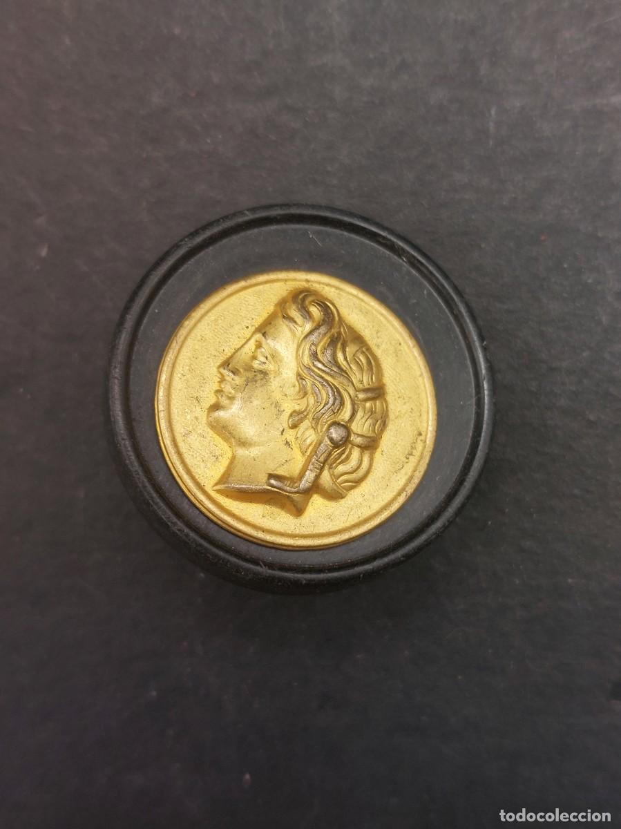 Antig&uuml;edades: BOT&Oacute;N PL&Aacute;STICO NEGRO CON MUJER DORADA 27 mm - Foto 1