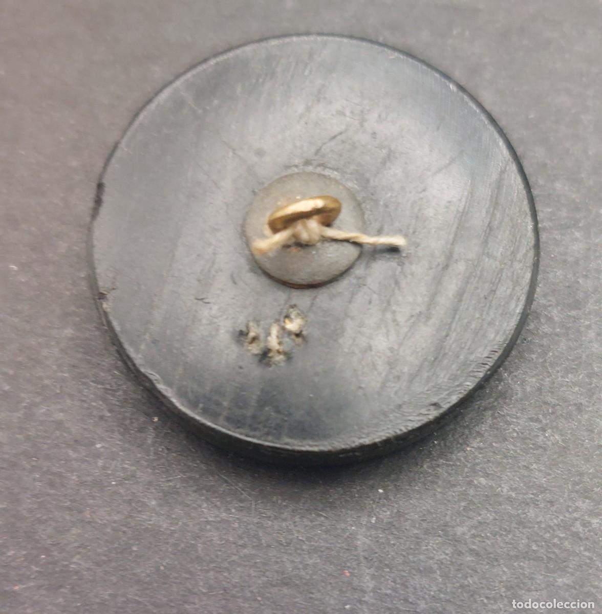 Antig&uuml;edades: BOT&Oacute;N PL&Aacute;STICO NEGRO CON MUJER DORADA 27 mm - Foto 2