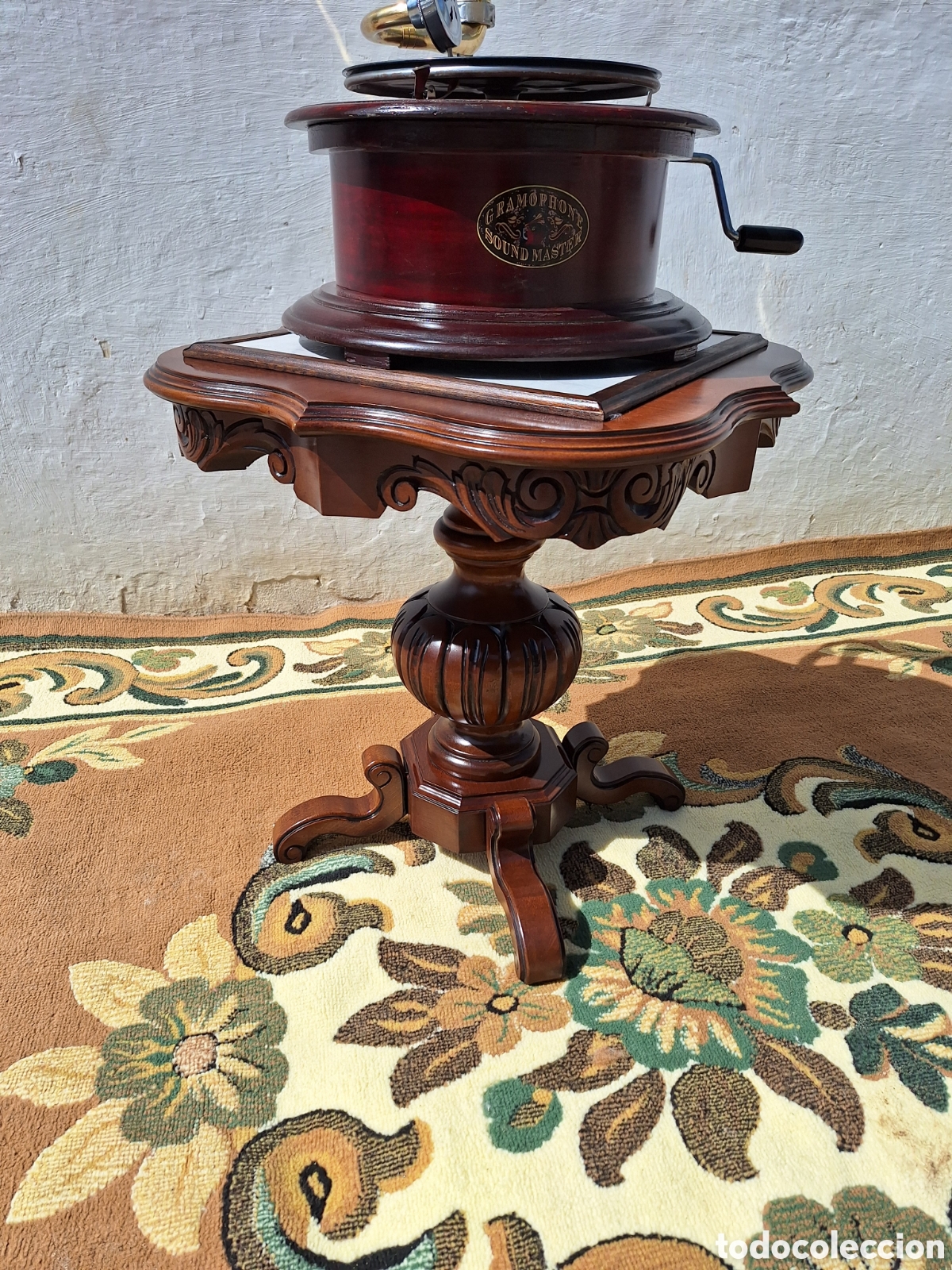 Antig&uuml;edades: Conjunto de velador y Gramola - Foto 3