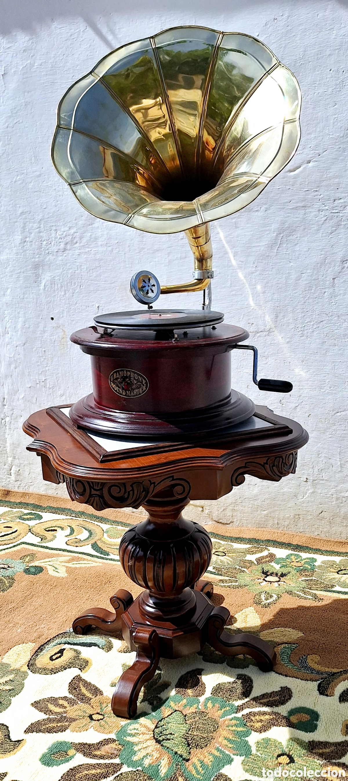 Antig&uuml;edades: Conjunto de velador y Gramola - Foto 6