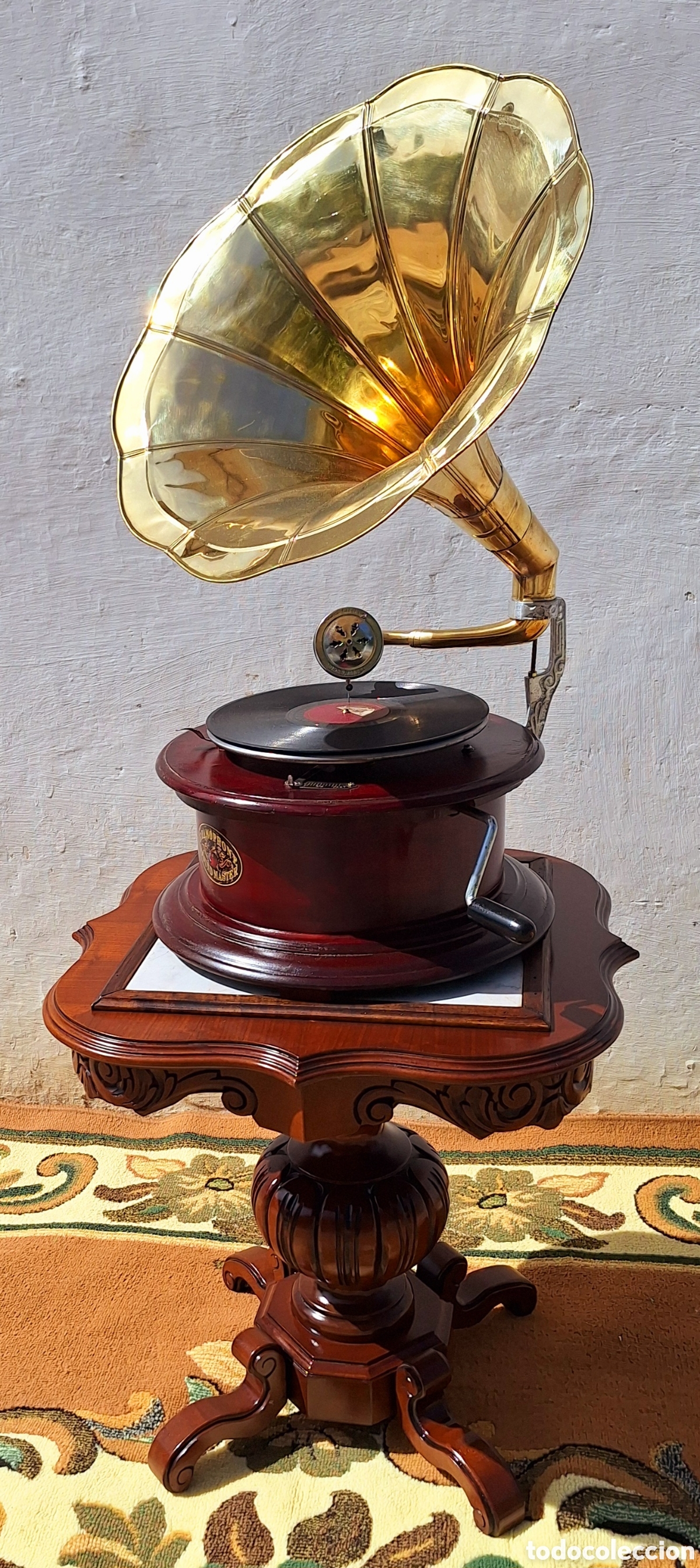 Antig&uuml;edades: Conjunto de velador y Gramola - Foto 1