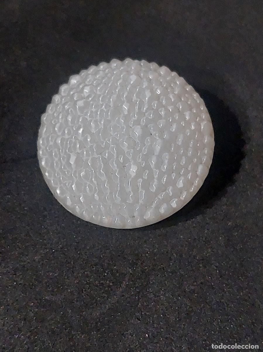 Antig&uuml;edades: BOT&Oacute;N ANTIGUO CRISTAL BLANCO 27 mm - Foto 1