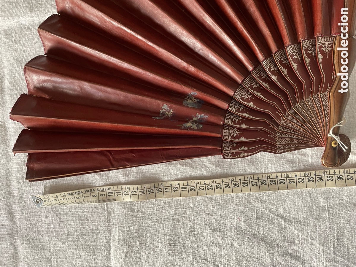 Antig&uuml;edades: Antiguo abanico de cuero y madera - Foto 4