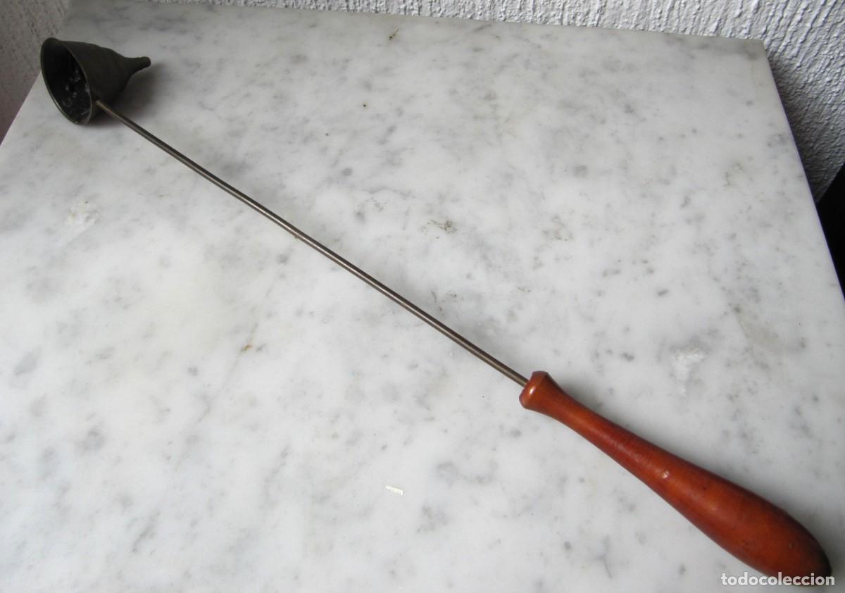 Antig&uuml;edades: antiguo apagavelas lat&oacute;n y madera - Foto 2